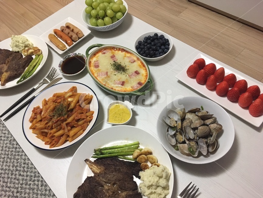 스테이크,바지락술찜,파스타,홈파티,파티음식,파티,그라탕