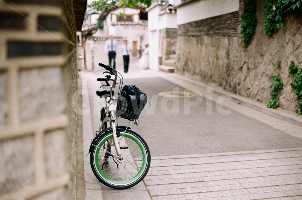 북촌,자전거,감성,필름,미놀타,골목길,alley,한국전통,한국문화,korean traditional,korean culture,감성,sensible,feeling,사물,물건,오브젝트,thing,object,matter,machine,기계,wheel,바퀴,vehicle,차량,transportation,교통,bicycle,bike