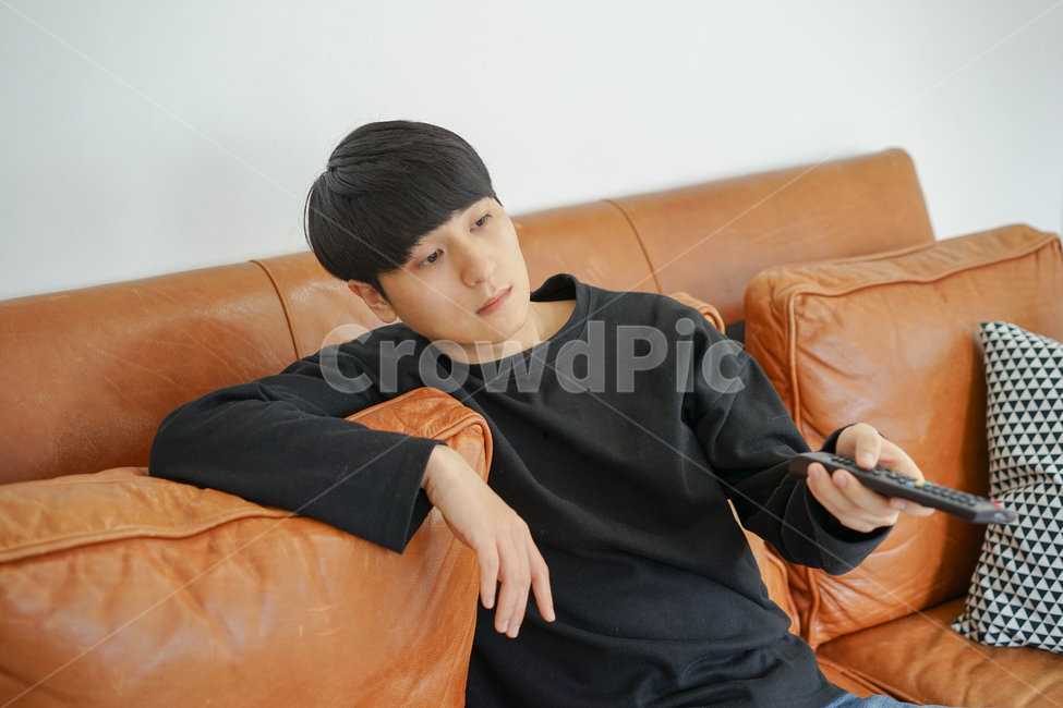 쇼파,소파,휴식,남성,남자,거실,휴일,sofa,실내,쿠션,rest,가구,리모컨,티비,시청,텔레비전,tv,지루함,나른한,집콕,방구석,일상,집돌이,사람,인물,인간,human,person,남성,남자,man,male