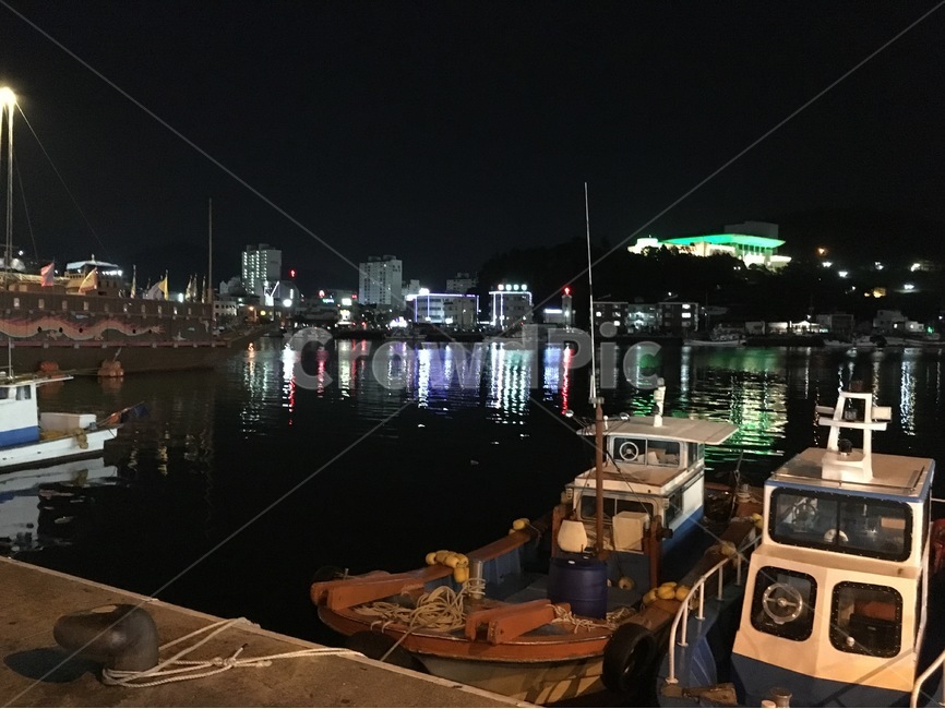 밤바다,바다,배,통영,한국,nightsea,sea,ship,tongyeong,korea,야경,밤,풍경,nightscape,night,landscape,도시,city,한국도시풍경,한국도시경관,korea cityscape,산업,industry,industrial,어업,fishery,fishing industry,교통,교통수단,traffic,transportation,water,물,waterfront,워터 프론트,watercraft,선박,vessel,용기,vehicle,차량,dock,독,pier,교각,port,포트