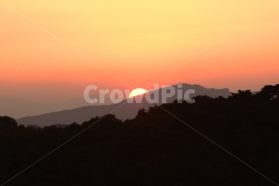 일몰,태양,노을,산,붉은,자연,풍경,nature,landscape,outdoors,옥외,sky,하늘,dusk,황혼,sunset,red sky,붉은 하늘,dawn,새벽