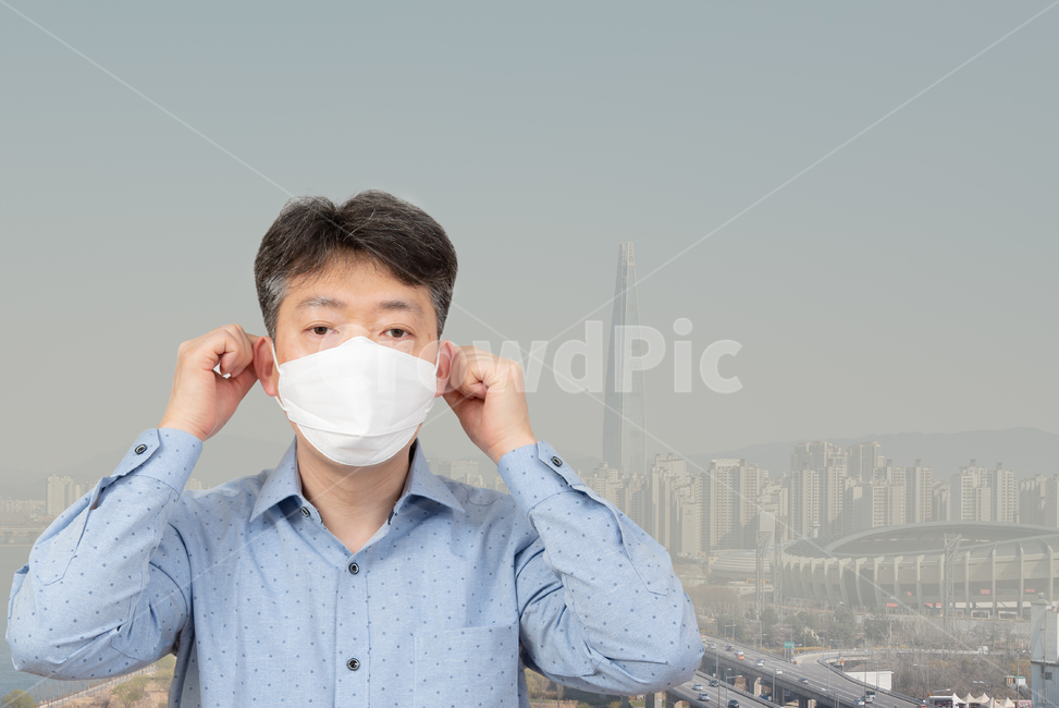 미세먼지,먼지,환경오염,공기,대기질,미세,건강,도시,고통,실외,환경,초미세먼지,오염,사회문제,대기,대기오염,질병,온난화,지구온난화,기상이변,지구,남성,남자,1인,마스크,kf94,4050대,중년,한국인,중국인,일본인,아시아인,황사,N95,pm25,도시,풍경,city,landscape,한국도시풍경,한국도시경관,korea cityscape,사람,인물,인간,human,person,남성,남자,man,male,건강,헬스웨어,헬스케어,healthware,health care,연출,컨셉,콘셉,direction,concept,apparel,의복,clothing,의류