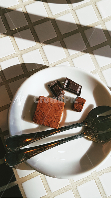 초콜렛,포크,접시,식기,그림자,햇빛,디저트,간식,chocolate,초콜릿,음식,식재료,요리,food,cook,meal,dishes,food reserves,디저트,간식,후식,dessert,snack