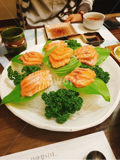 연어회,연어,연어정식,일식,salmon,일식집