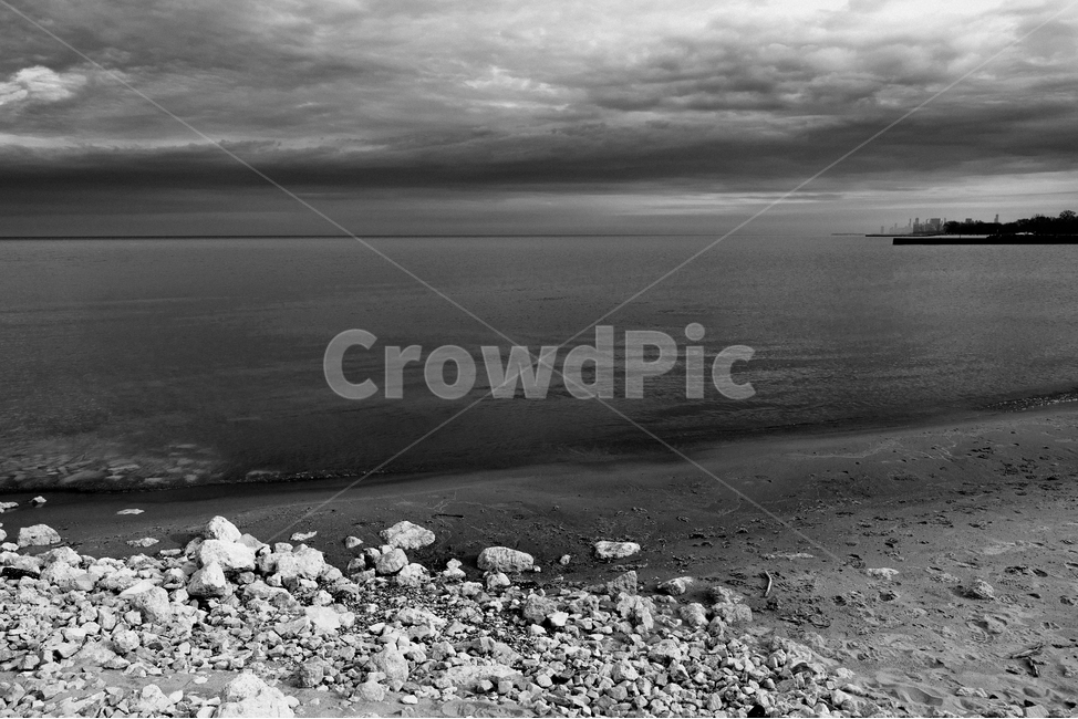 저녁,바다,호수,해안가,해안선,흑백,감성,자연,풍경,nature,landscape,흑백,모노톤,monochrome,black and white,ground,바닥,rubble,파편