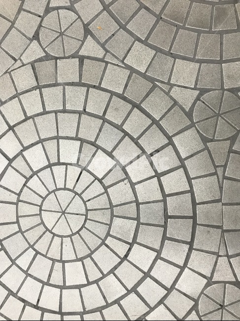texture,바닥,동심원,기하학적이미지,타일,원모양타일,원,tile,텍스쳐,텍스처,지하철역바닥,회색,그레이,gray,흰색,모자이크,white