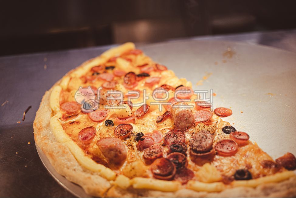 bread,snack,Bakery,recipe,cheese,sliced,pizza,Oven roasted,dessert,olive,ham,cooking