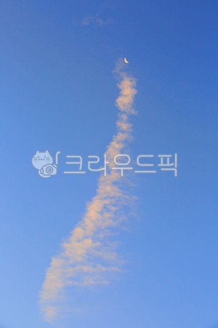 초생달,초승달,달,하얀구름,흰구름,구름,하늘,파란하늘,맑은,아침,자연,nature,morning,cloud,outdoors,옥외,색상,color,moon,bluesky,경치,scenery,landscape,view,blue,파란,배경,바탕