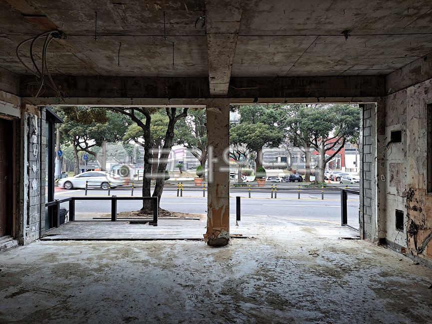 concrete,remodeling,iron frame,construct,inside,house,building,interior,Interior construction,road,Commercial construction,construction,floor,prison,cement floor,architecture,framing,store,Internal construction,housing construction,cement,Building constru