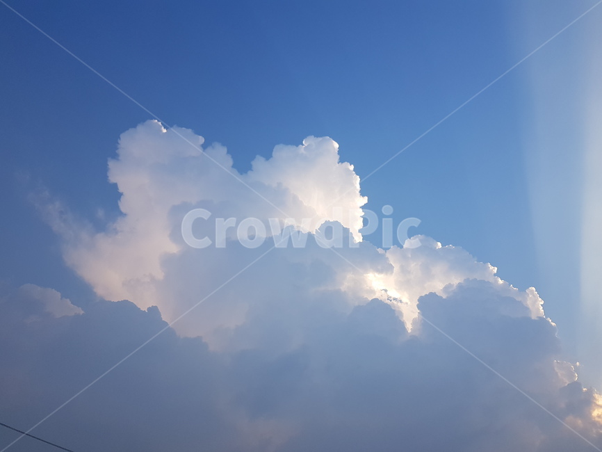 맑은,하늘,구름,빛나다,하늘색,빛내림,빛오름,cloud,clear,suuny,light,skyblue,shine,sparkle,twinkle,gleam,sunbeam