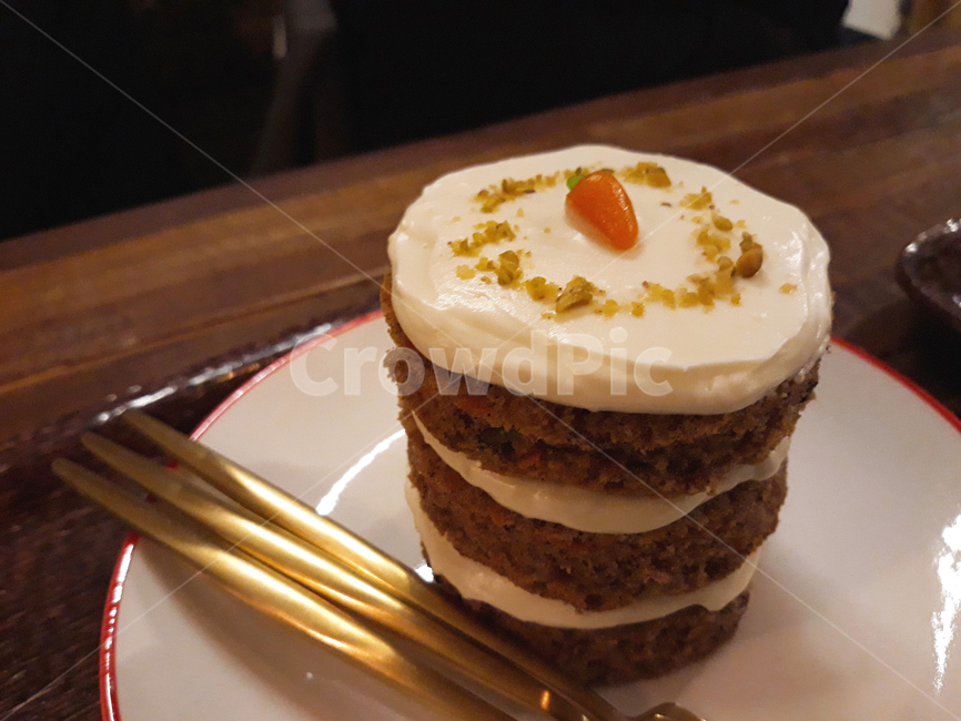 케이크,당근케이크,디저트,음식,카페,포크,브라운,접시,당근,음식,식재료,요리,food,cook,meal,dishes,food reserves,빵,bread,디저트,간식,후식,dessert,snack