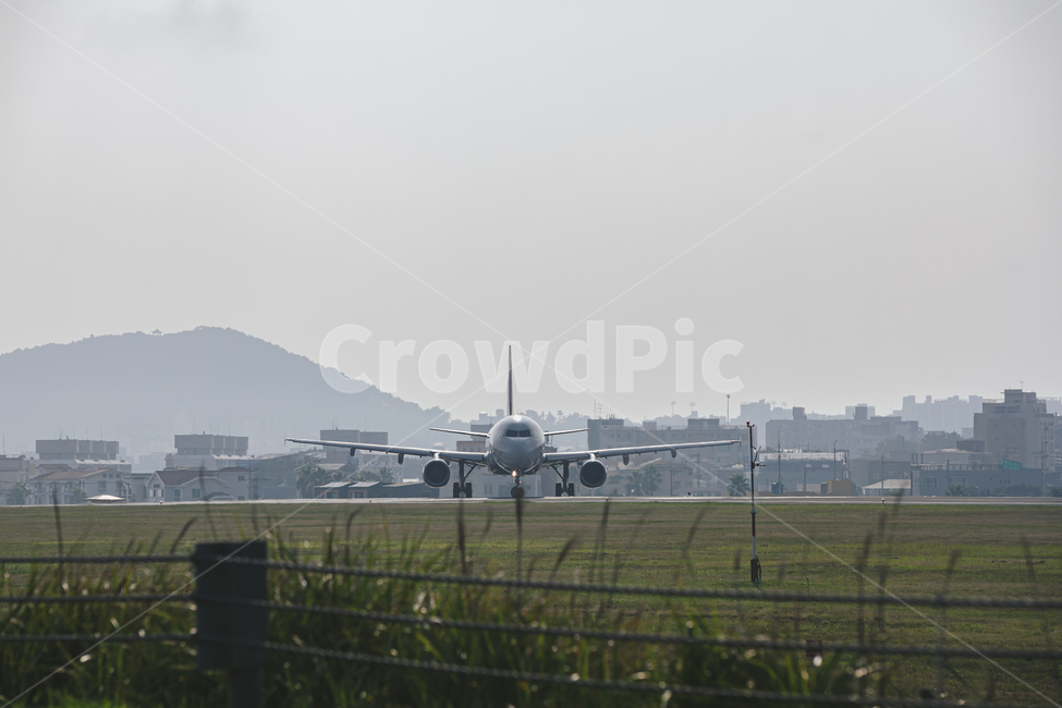 airport,공항,airfield,비행장,transportation,교통,aircraft,항공기,vehicle,airplane,비행기,이륙,활주,활주로,교통,교통수단,traffic,transportation