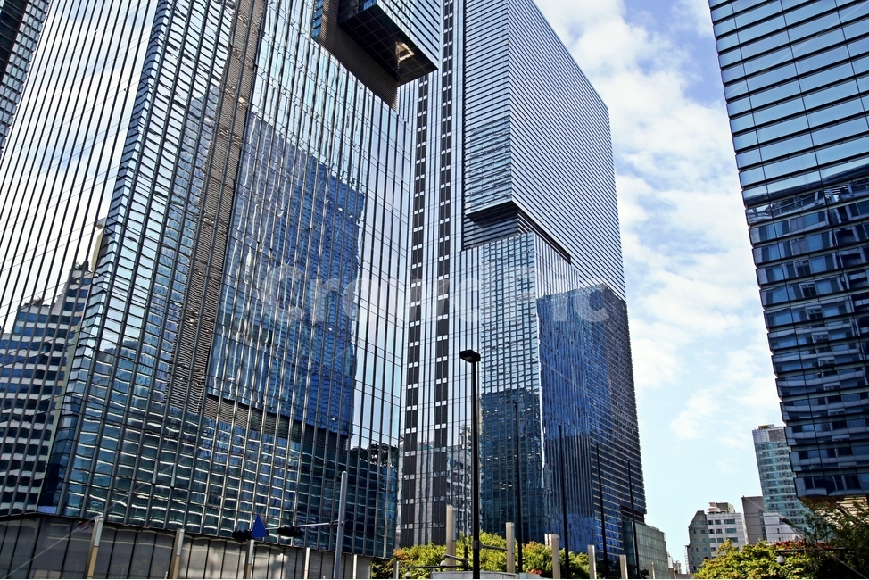 business area,modernbuilding,blue sky,Building exterior,business,officebuilding,city,high street,skyscraper,downtown,building,glass wall,sunny day,highrise,dailylife,high rise building,office building