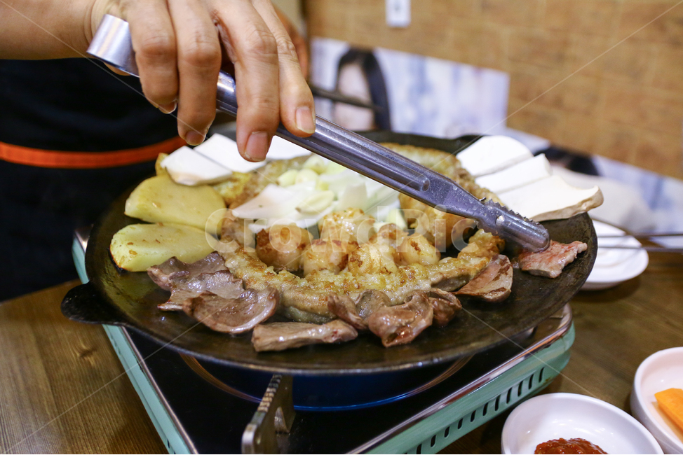 곱창,소곱창,대창,막창,염통,곱창구이,철판구이,외식,회식,곱창집,창자,육류,육식,고기,쫄깃한,고소한,느끼한,기름진,음식,메뉴,요리,상차림,음식점,한국요리,한국음식,맛있는,부추,채소,버섯,식사,음식,식재료,요리,food,cook,meal,dishes,food reserves,한식,한국음식,한국요리,korean food,korean dishes,korean meal,korean cook
