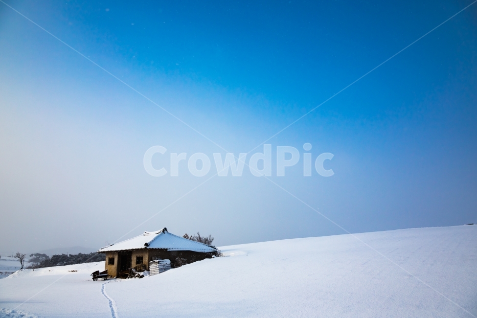 외딴집,시골,풍경,자연,폭설,눈,겨울,아침,파란하늘,겨울,계절,winter,season,자연,풍경,nature,landscape,시골,마을,country,rural,town,outdoors,옥외,building,건물,housing,주택,농촌