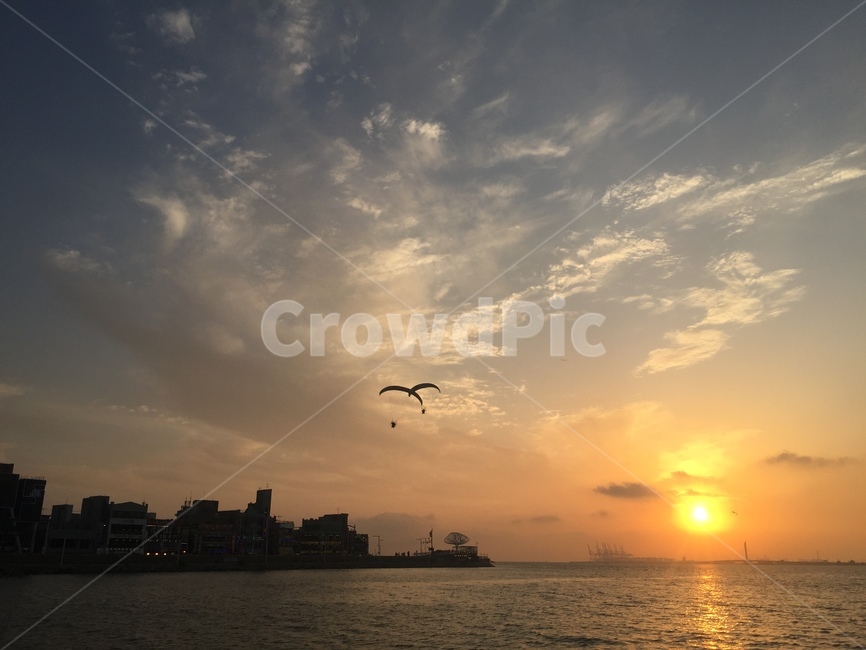 패러글라이딩,스포츠,배경,하늘배경,노을,저녁노을,바다,하늘,구름,저녁해