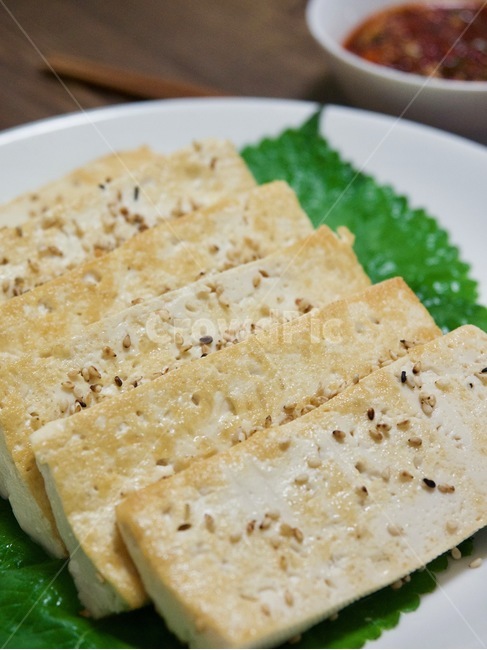 두부,두부구이,깻잎,한국음식,식품,한식,한국문화,음식,한국,배경,음식문화,웰빙,문화,아시아,아시아음식,접시,전통,젓가락,두부요리,요리,음식,식재료,요리,food,cook,meal,dishes,food reserves,한식,한국음식,한국요리,korean food,korean dishes,korean meal,korean cook