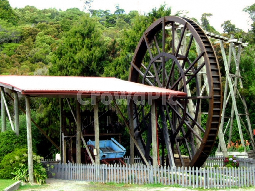 물레,나무,자연,기구,농기구,spinningwheel,tree,wood,nature,natural,agriculturalimplement,farmingtool,푸른,초록,green,sunny,맑은,날씨,weather,풍경,배경,배경사진,풍경사진,평화로운,분위기,차분한,차분함,평화로움,scene,atmosphere,calm,peaceful,tranquil,still,background,지붕,woods,시골,country