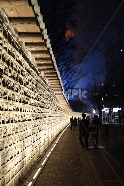 덕수궁,돌담길,야경,밤,저녁,조명,전통,궁궐,야경,밤,풍경,nightscape,night,landscape,한국전통,한국문화,korean traditional,korean culture,사람들,대중,군중,other people,crowd,건축물,건물외관,exterior,building,structure,architecture,construction,pedestrian,보행자