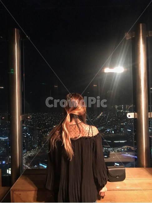 여자,뒤모습,야경,의류,가방,의복,apparel,clothing,불빛,건물,빌딩,여인,테이블,인테리어,유리창,유리,밤하늘,사람,인물,인간,human,person,여성,여자,woman,female,lady