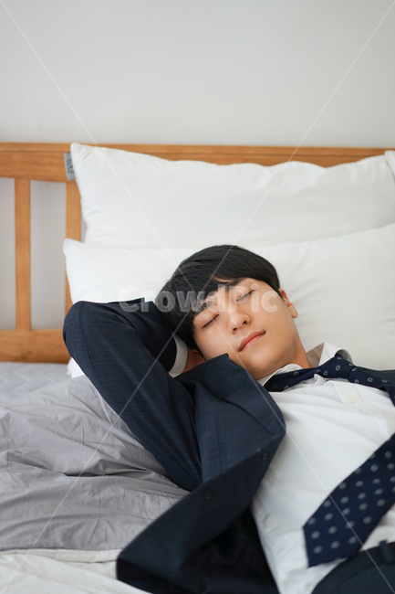 남성,남자,정장,침대,침실,방,실내,휴식,수면,취침,양복,사람,인물,인간,human,person,남성,남자,man,male