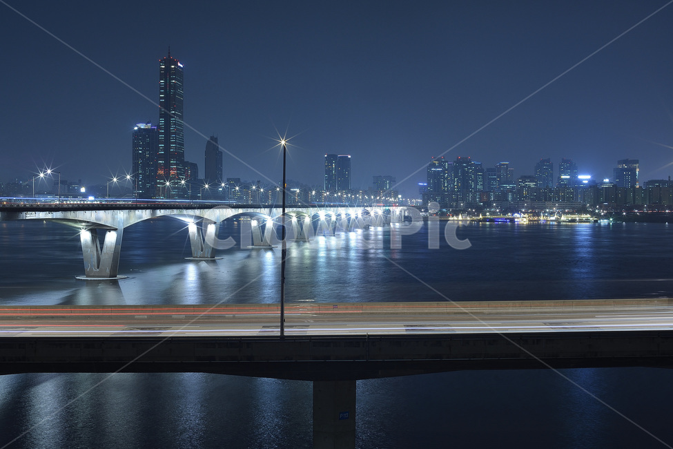 night view,Han River Bridge,Wonhyo Bridge,downtown,long exposure,construct,building,Han River,Street lamp,light,fire,bridge