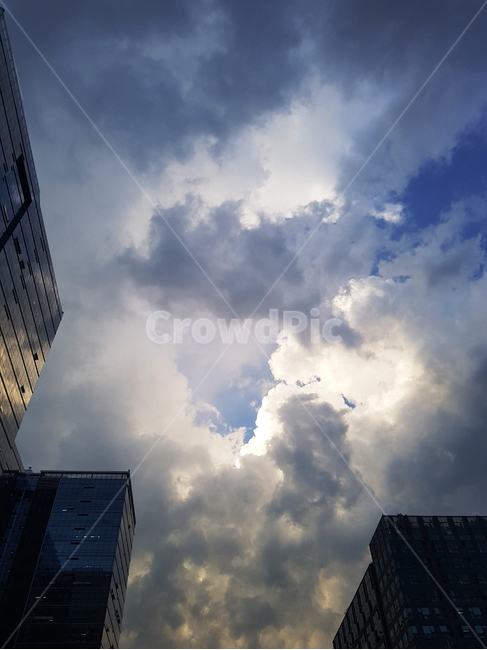 빌딩숲,officebuilding,사무실건물,건물,building,자연,날씨,하늘,구름,cloud,weather,회사,사무실,직장,뭉개구름,빛,천사,천국