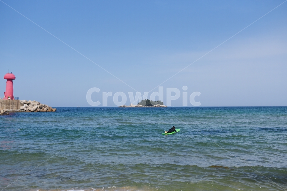 surf,surfing,서핑,여름,서퍼,서프,summer,바다,해변,beach,sea,시원함,자연,풍경,nature,landscape,등대,lighthouse,사람,인물,인간,human,person,스포츠,레저,운동,sports,leisure,exercise,water,물,ocean,대양,outdoors,옥외,land,땅,shoreline,해안선,coast,연안