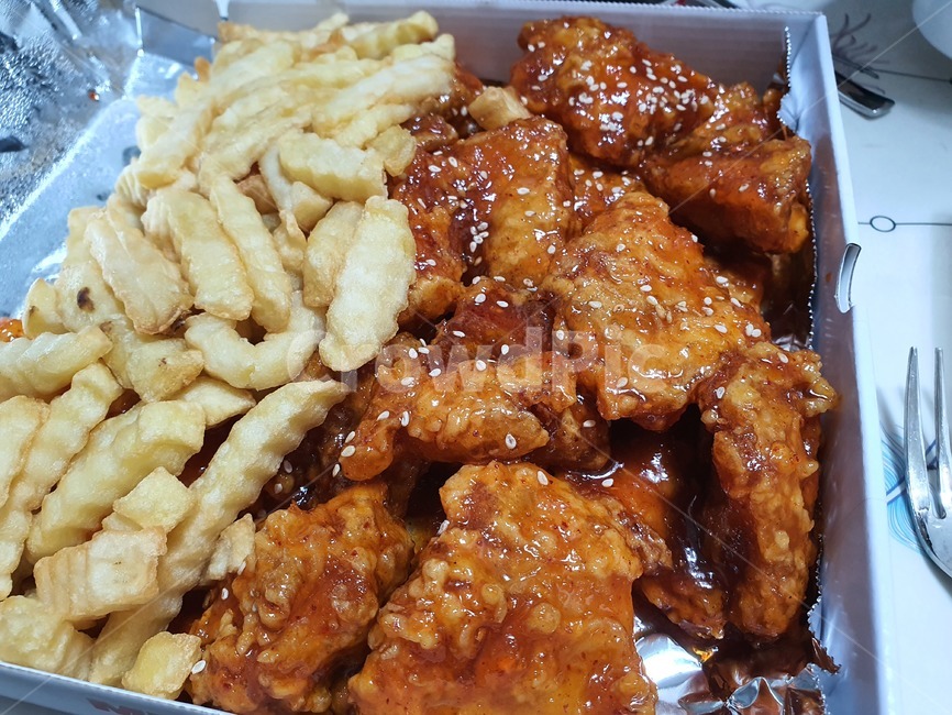 양념치킨,치킨,감자튀김,음식,야식