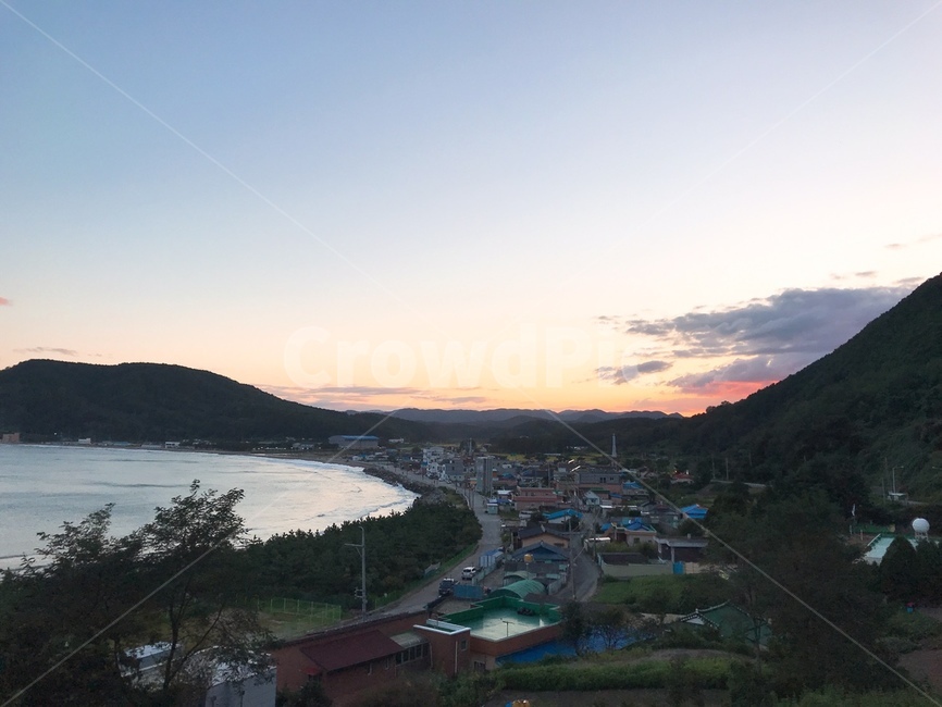 포항,풍경,일몰,주택가,바다,산,풍수지리,배산임수,주택,하늘,구름,저녁노을,자연,노을,nature,한국자연,저녁경관,저녁