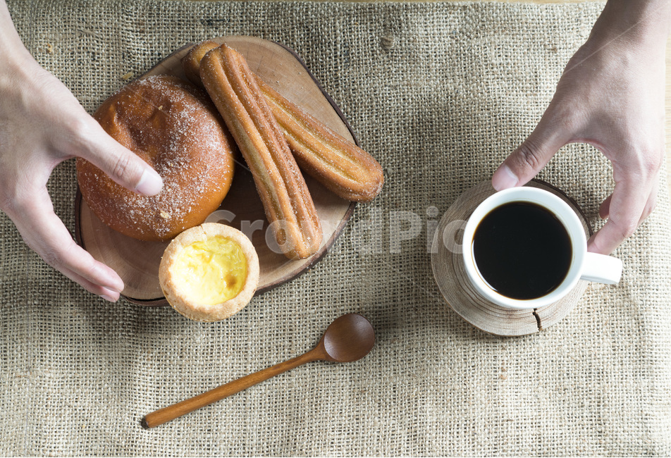식사,음식,빵,브레드,주방,쿠킹,meal,bread,아침,런치,베이커리,부엌,식탁,food,밀가루음식,테이블웨어,나무,원목,wood,손,남자,hand,커피,coffee,morning,사람,인물,인간,human,person,신체일부,몸,body,음식,식재료,요리,food,cook,meal,dishes,food reserves,빵,bread,커피,카페,coffee,cafe,연출,컨셉,콘셉,direction,concept