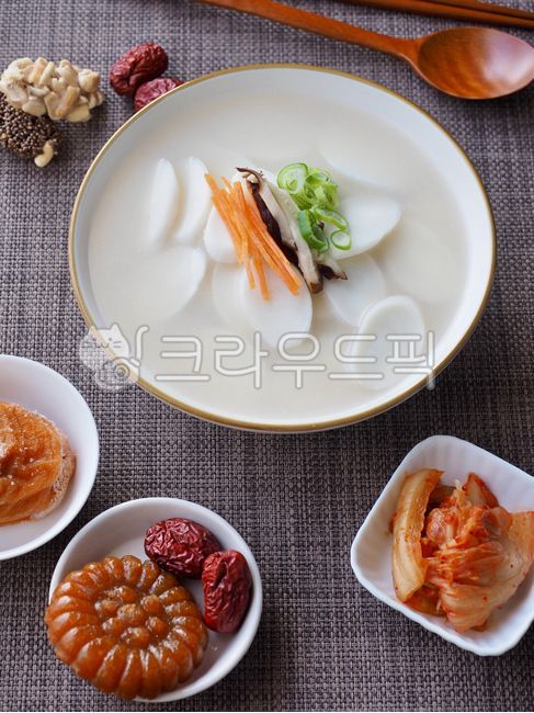 설날사진공모전,한식,한국전통음식,한국음식,떡국,떡,한국문화,음식,배경,음식문화,웰빙,웰빙음식,설날,식사,설날음식,명절,명절음식,흰색,국물,채소,야채,아시아음식,파,당근,가래떡,떡국떡,koreantraditionalfood,koreanfood,ricecakesoup,mochi,koreanculture,food,background,foodculture,wellbeing,wellbeingfood,newyear,meal,chinesenewyearfood,holiday,holidayfood,white,soup,vegetable,asianfood,wave,carrot,음식,식재료,요리,food,cook,meal,dishes,food reserves,한식,한국음식,한국요리,korean food,korean dishes,korean meal,korean cook