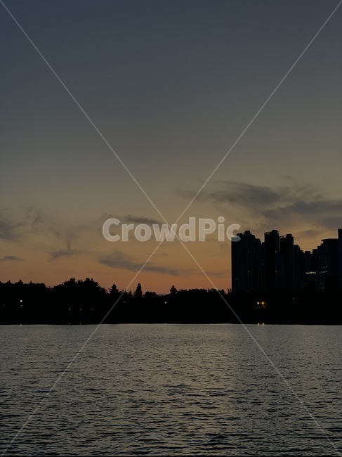 nature,자연,silhouette,실루엣,outdoors,옥외,sky,하늘,dawn,황혼,dusk,일몰,sunset,새벽,redsky,붉은하늘,도시,풍경,city,landscape