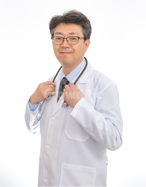 남자,의사,남성,누끼,중년,1인,안경,한국인,동양인,흰색배경,밝은,얼굴,전문직,의료,직업,건강,40대,흰배경,카피스페이스,정면,의학,병원,진료,흰색,자신감,아시아인,50대,질병,보건,주치의,카피,스페이스,위생,유니폼,한국사람,일본인,중국인,사람,1명,상반신,사람,인물,인간,human,person,남성,남자,man,male,의료,의학,병원,medical,hospital,clinic