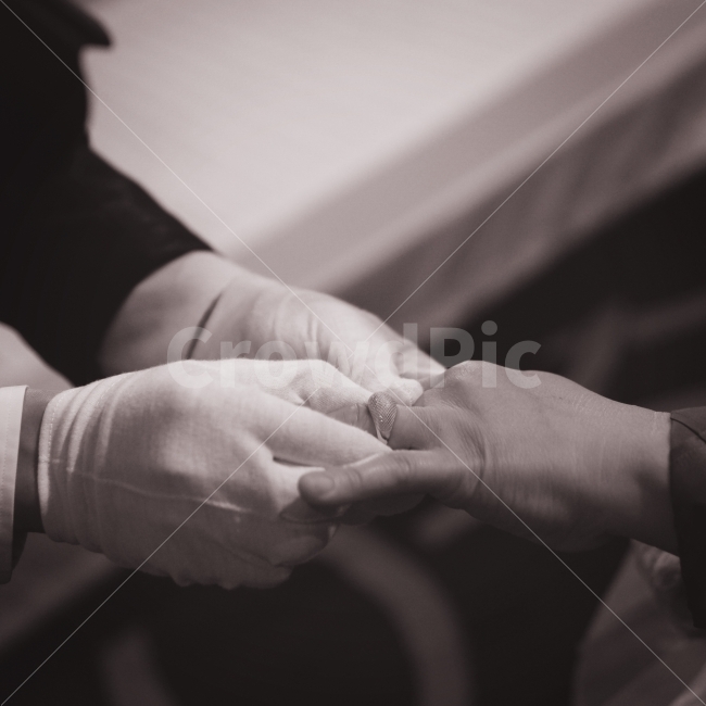 결혼,가족,사랑,이별,wedding,부모님,엄마,슬픔,감정,신랑,신부,감성,기념일,축하,anniversary,congratulation,celebrate,celebration,사람,인물,인간,human,person,감정표현,기분,feeling,emotion,결혼,혼례,웨딩,wedding,marriage,marry,흑백,모노톤,monochrome,black and white