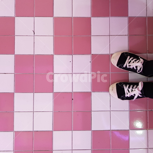 floor,바닥,타일,핑크,분홍,신발,스니커즈