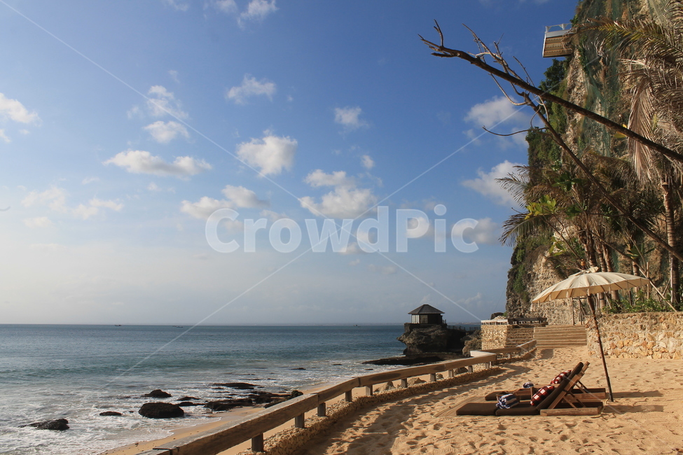 인도네시아,발리,쿠부,해변,비치,바다,indonesia,bali,beach,하늘,푸른하늘,파란하늘,blue,bluesky,cliff,절벽,낭떠러지,절벽해안,파라솔,해변,바다,beach,sea,세계자연풍경,해외자연풍경,외국자연풍경,world nature landscape