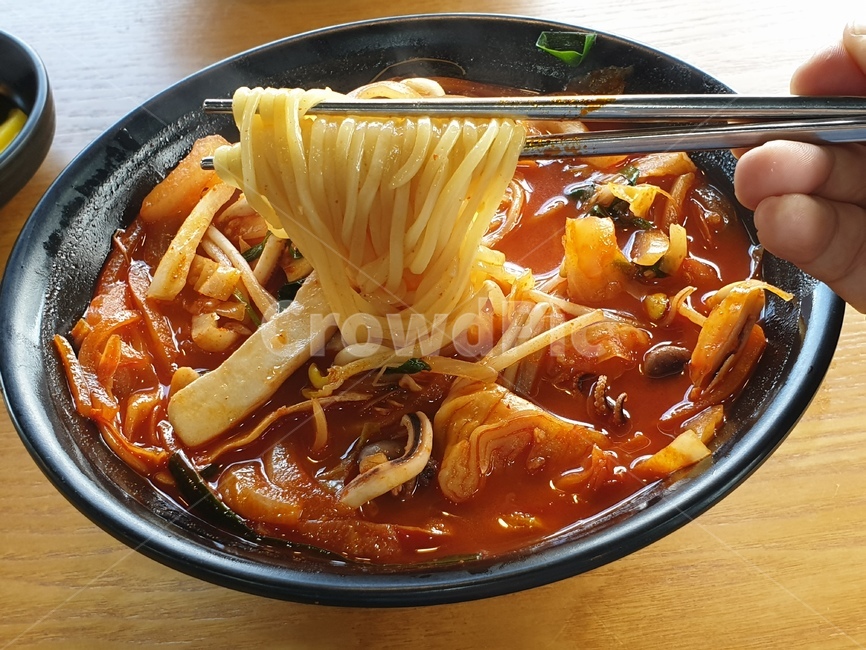 짬뽕,중국요리,중화요리,식사,메뉴,요리,레시피,recipe,맛집,누들,noodle,food,음식,얼큰한,얼큰하다,국물,얼큰한국물,시원한국물,해물,dish,meal,젓가락,손,손가락,손동작