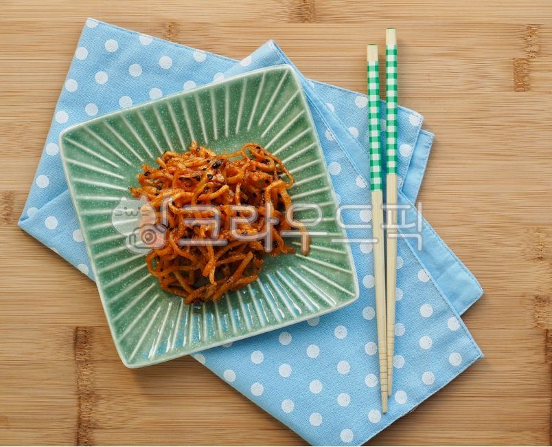 오징어채,오징어채무침,도자기그릇,음식,오징어채볶음,말린오징어채,오징어,반찬,한국음식,아시아음식,매운음식,빨강,깨소금,food,stirfriedsquid,driedsquid,squid,sidedish,koreanfood,asianfood,spicyfood,red,sesamesalt,해산물,요리,식사,배경,음식,식재료,요리,food,cook,meal,dishes,food reserves