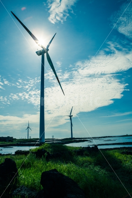 제주도,신창풍차해안,바다,풍차,풍력발전,풍력발전소,등대,제주해변,햇살,태양,제주도,jeju,jeju island,산업,industry,industrial,에너지산업,energy industry,motor,모터,engine,엔진,machine,기계