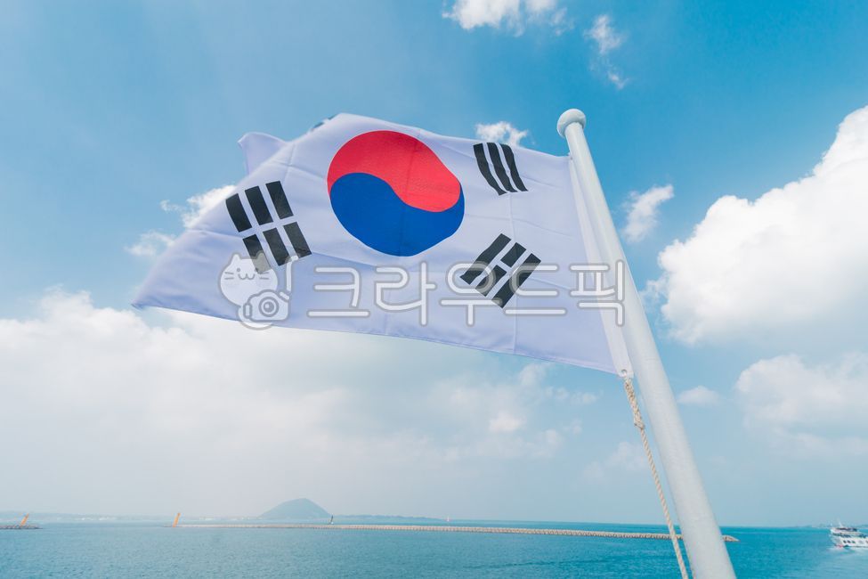 한국,태극기,펄럭이는국기,국기,바다,하늘,대한민국,깃발,구름,공휴일