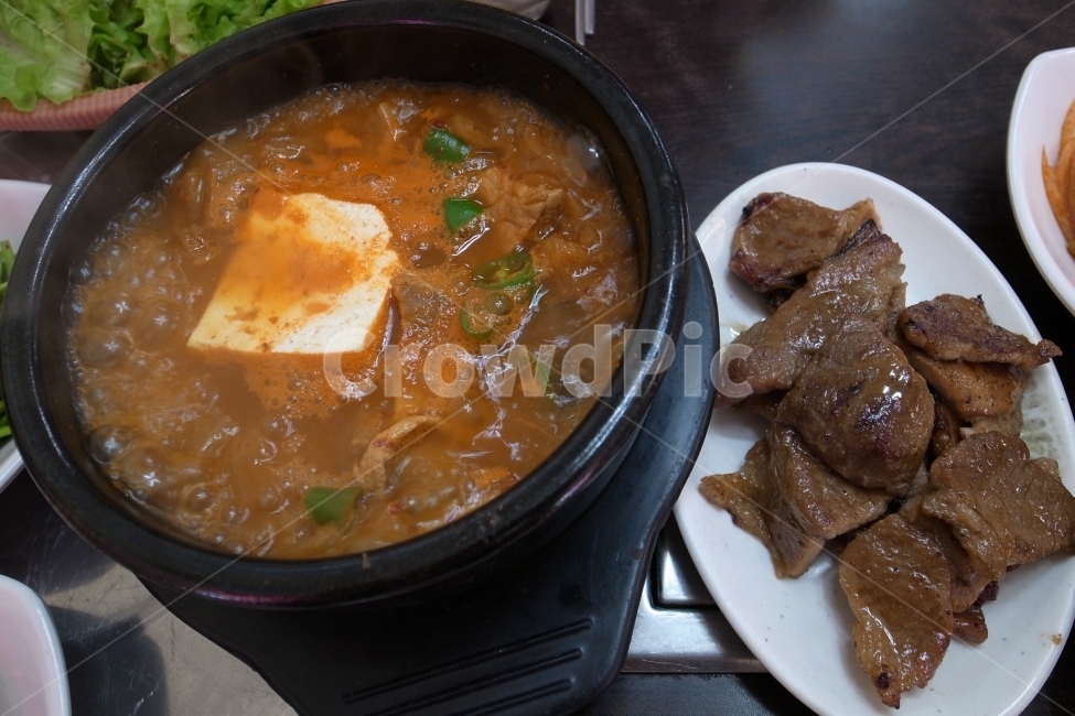 백반,돼지불백,김치찌개,뚝배기,점심,음식,식재료,요리,food,cook,meal,dishes,food reserves,육류,고기,meat,한식,한국음식,한국요리,korean food,korean dishes,korean meal,korean cook