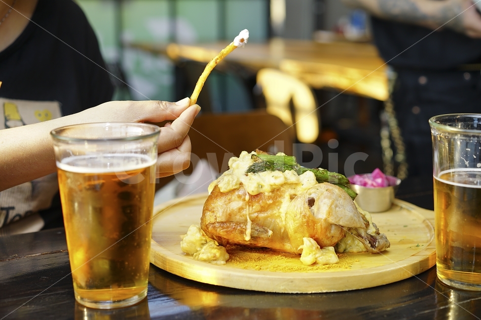 치킨,소스,오븐구이,오븐,닭,안주,술안주,먹방,푸드,고기,고구마,food,식욕,맥주,비어,beer,사람,인물,인간,human,person,신체일부,몸,body,음식,식재료,요리,food,cook,meal,dishes,food reserves,육류,고기,meat,양식,서양음식,서양요리,western food,western dishes,western meal,western cook,술,주류,alcohol