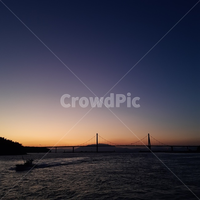 nature,자연,outdoors,옥외,dawn,redsky,황혼,dusk,하늘,sky,새벽,붉은하늘,sunset,일몰,바다,배,다리,저녁하늘,밤바다