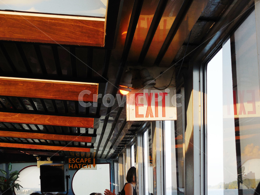 patio,wood,나무,person,사람,exit,출구