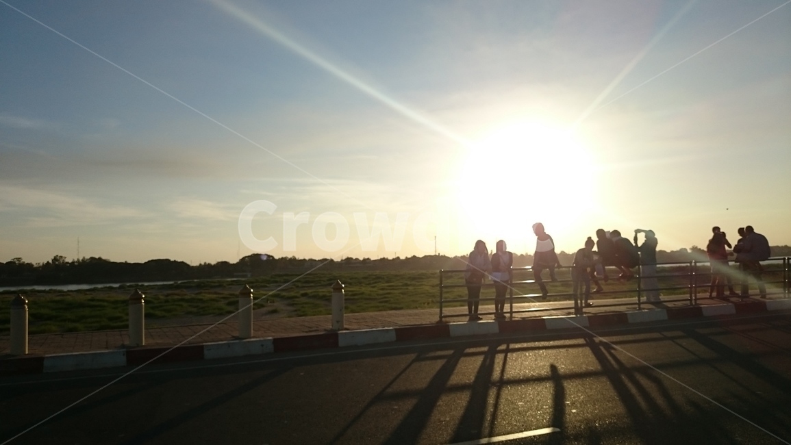 해질녘,일몰,sunset,강변,메콩강,mekongriver,비엔티안,라오스여행,강변산책,사람들,대중,군중,other people,crowd,인물실루엣,사람실루엣,character silhouette,human silhouette,asphalt,아스팔트,human,인간,person,사람,flare,플레어,light,빛,road,도로,sunlight,햇빛
