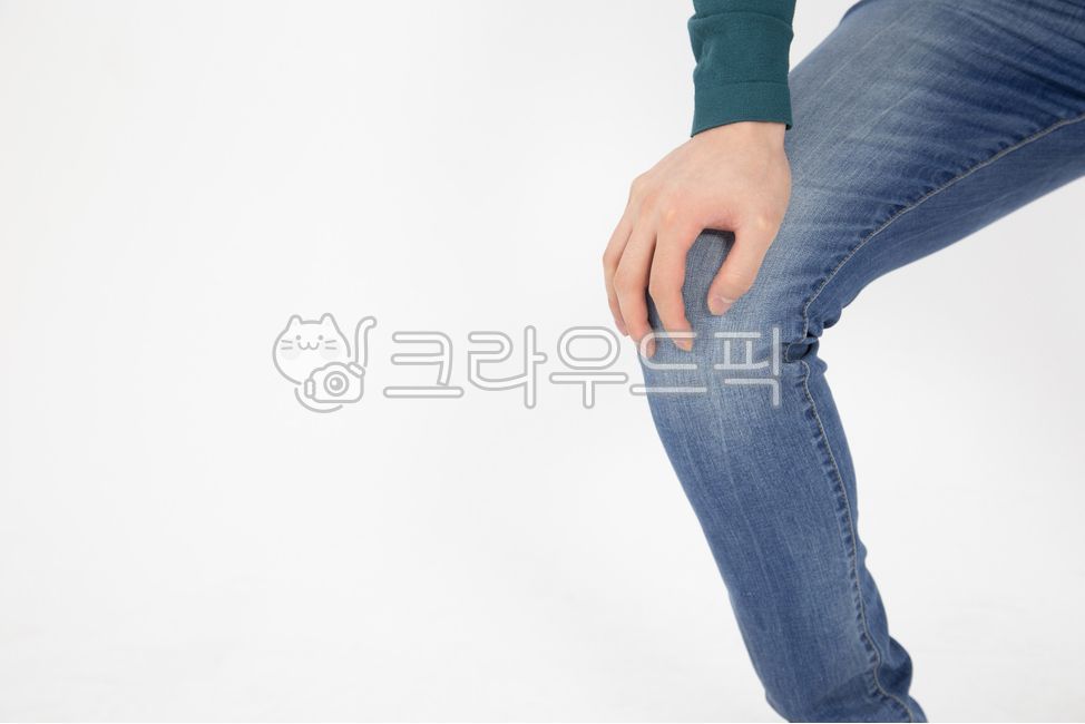 knee,knee pain,ache,person,knee joint,joint pain,man,male,jeans,medical beauty