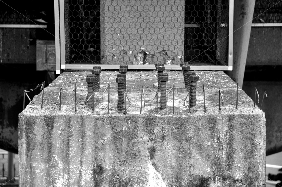 다리,돌,볼트,못,나사,뾰족한,철조망,bridge,stone,nail,bolt,nut,흑백,모노톤,monochrome,black and white,산업,industry,industrial,건설업,건축업,construction industry