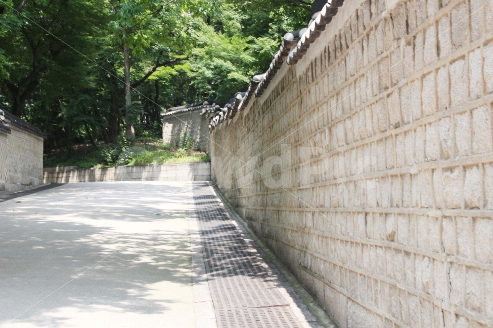 한옥,전통,건축,기와,궁,궁전,창덕궁,문,통로,통과,길,바닥,돌,건물,경계,담,한국전통,한국문화,korean traditional,korean culture,건축물,건물외관,exterior,building,structure,architecture,construction