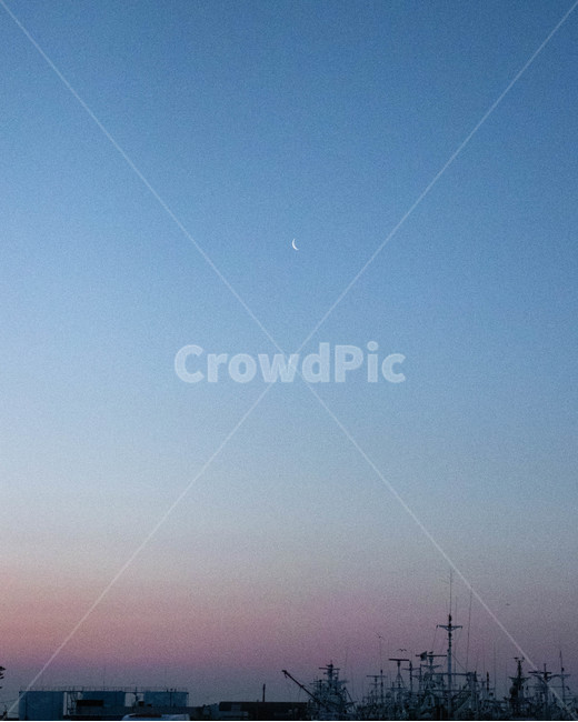 outdoors,새벽,새벽하늘,달,바닷가,항구,하늘,sky,moon,port,dawn,야외